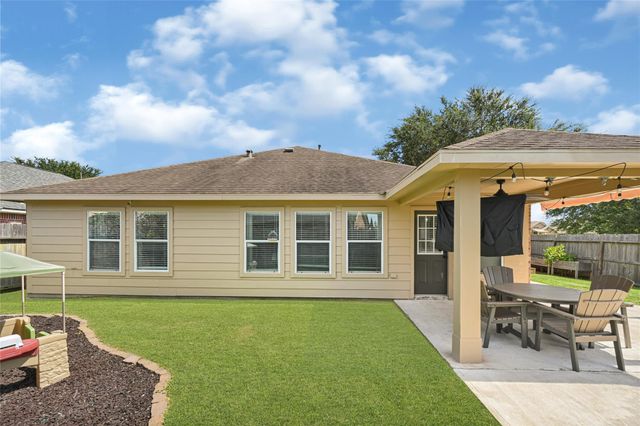 9135 Creekside Drive, Hitchcock, TX 77563