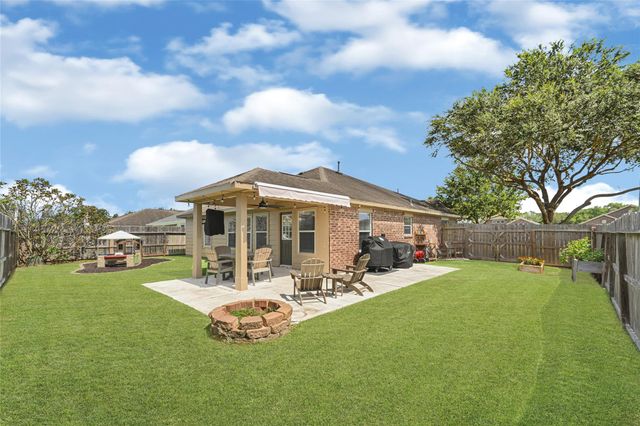 9135 Creekside Drive, Hitchcock, TX 77563