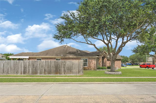 9135 Creekside Drive, Hitchcock, TX 77563