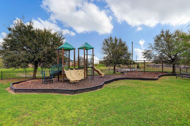 9135 Creekside Drive, Hitchcock, TX 77563
