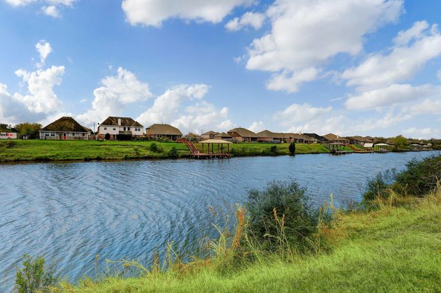 9135 Creekside Drive, Hitchcock, TX 77563