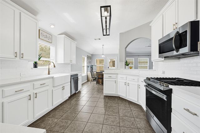 9135 Creekside Drive, Hitchcock, TX 77563