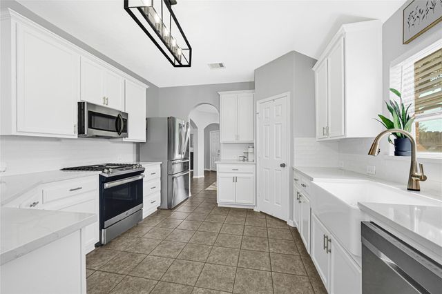9135 Creekside Drive, Hitchcock, TX 77563