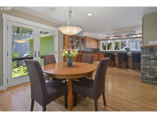 1847 WOODLAND Ter, Lake Oswego, OR 97034