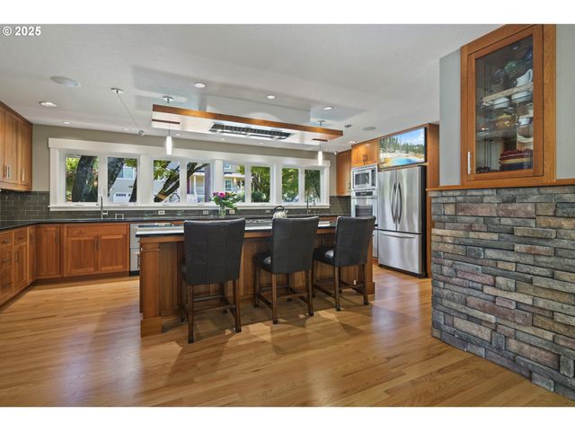 1847 WOODLAND Ter, Lake Oswego, OR 97034