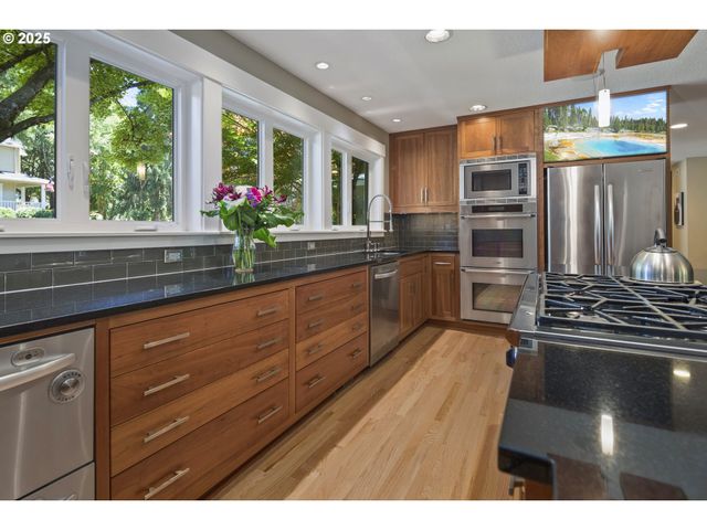 1847 WOODLAND Ter, Lake Oswego, OR 97034