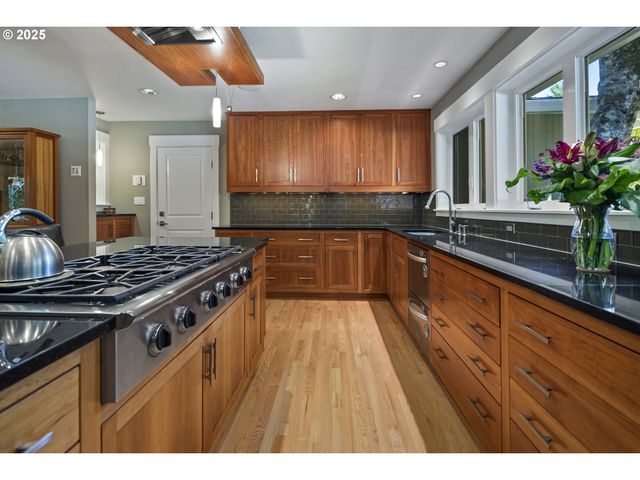 1847 WOODLAND Ter, Lake Oswego, OR 97034