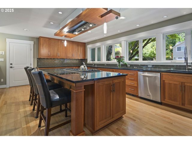 1847 WOODLAND Ter, Lake Oswego, OR 97034