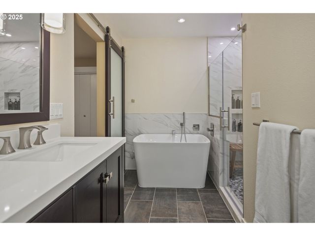 1847 WOODLAND Ter, Lake Oswego, OR 97034