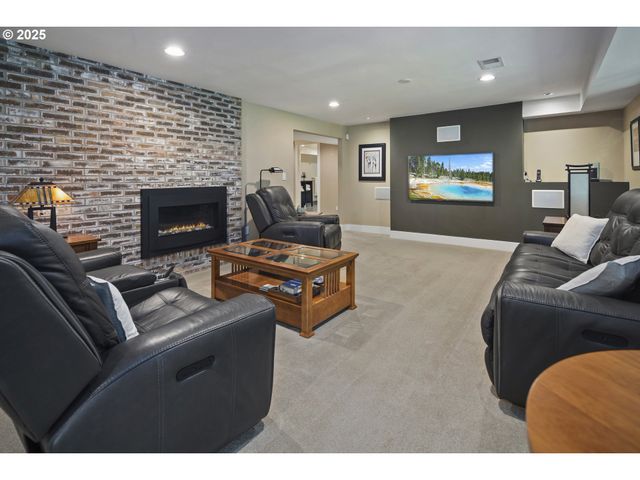 1847 WOODLAND Ter, Lake Oswego, OR 97034