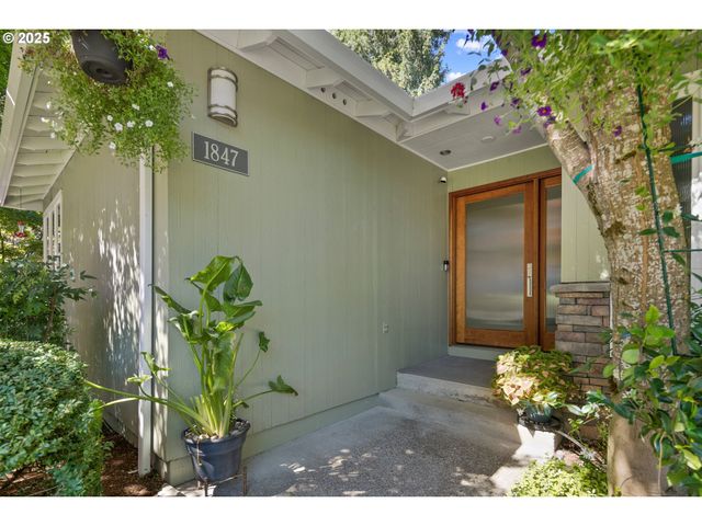 1847 WOODLAND Ter, Lake Oswego, OR 97034