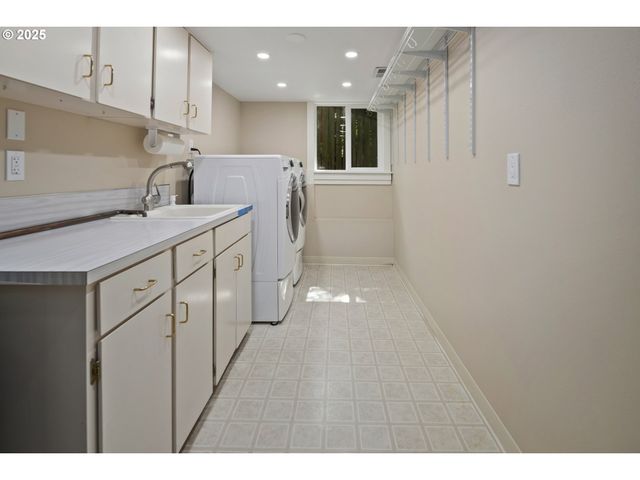 1847 WOODLAND Ter, Lake Oswego, OR 97034