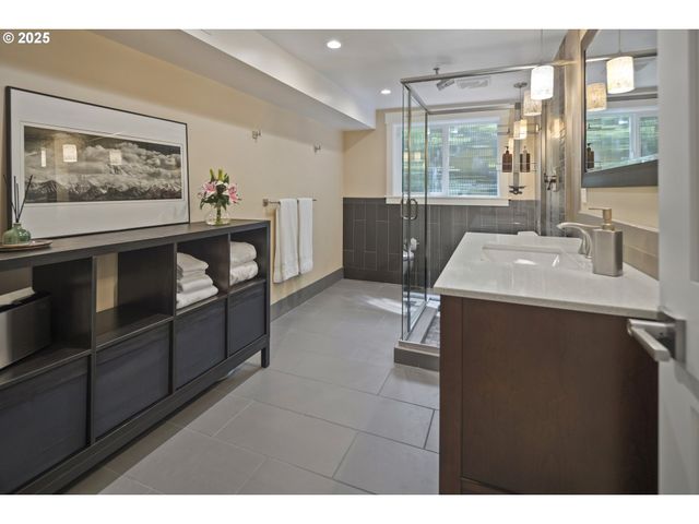 1847 WOODLAND Ter, Lake Oswego, OR 97034