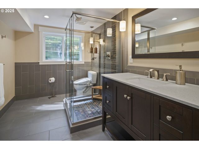 1847 WOODLAND Ter, Lake Oswego, OR 97034
