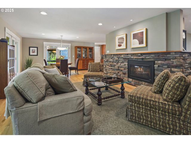 1847 WOODLAND Ter, Lake Oswego, OR 97034