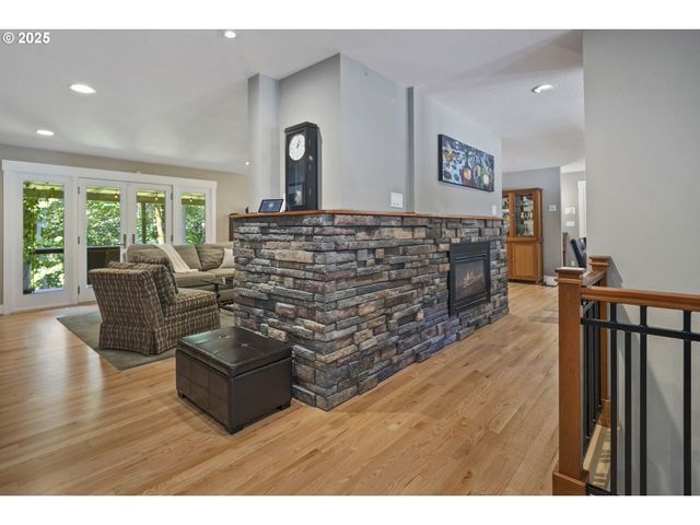 1847 WOODLAND Ter, Lake Oswego, OR 97034