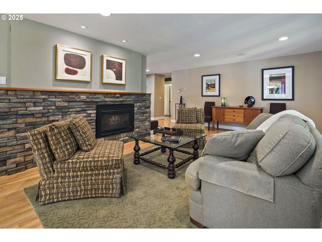 1847 WOODLAND Ter, Lake Oswego, OR 97034