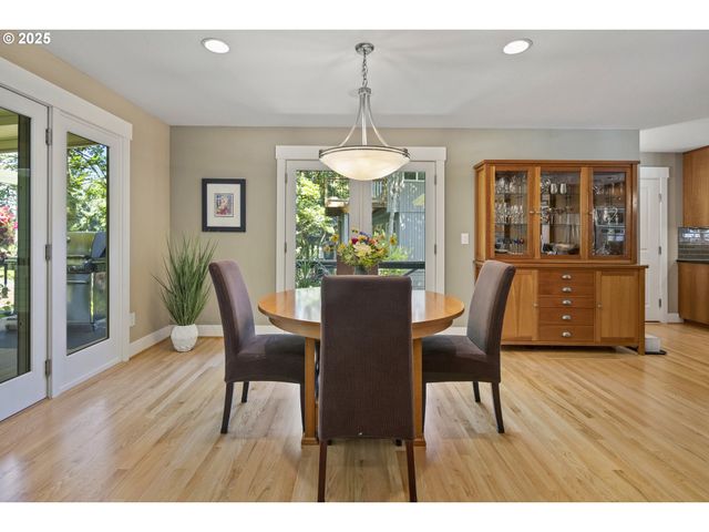 1847 WOODLAND Ter, Lake Oswego, OR 97034