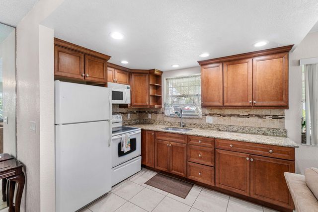 57 Canterbury, West Palm Beach, FL 33417