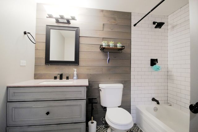 230 Millford Lane, Bloomingdale, IL 60108