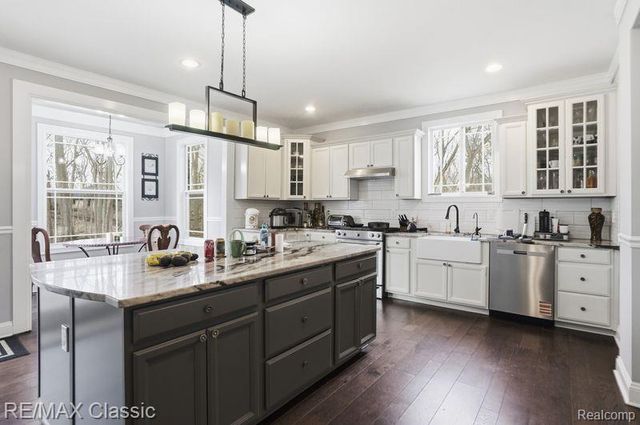 9027 Salem Farms Drive, South Lyon, MI 48178