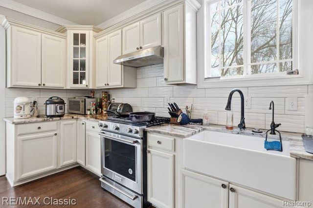 9027 Salem Farms Drive, South Lyon, MI 48178