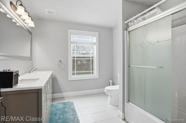 9027 Salem Farms Drive, South Lyon, MI 48178