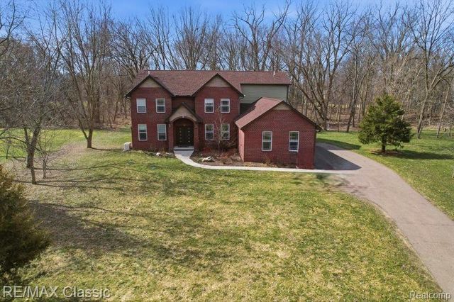 9027 Salem Farms Drive, South Lyon, MI 48178