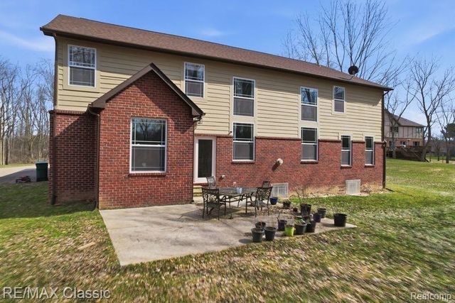 9027 Salem Farms Drive, South Lyon, MI 48178