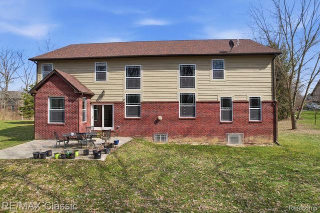 9027 Salem Farms Drive, South Lyon, MI 48178