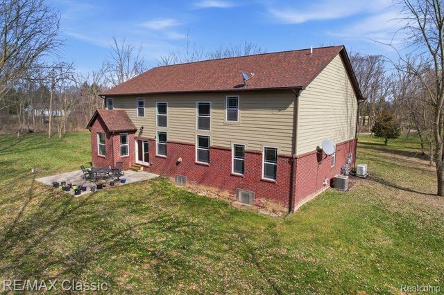 9027 Salem Farms Drive, South Lyon, MI 48178