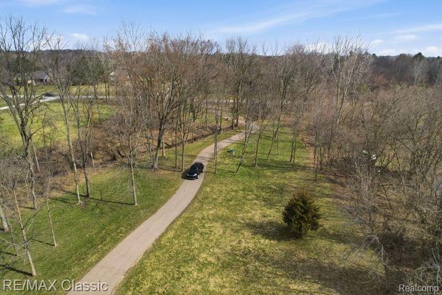 9027 Salem Farms Drive, South Lyon, MI 48178