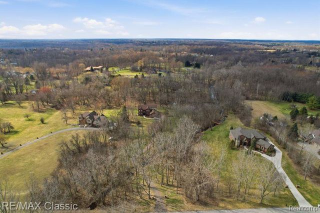 9027 Salem Farms Drive, South Lyon, MI 48178