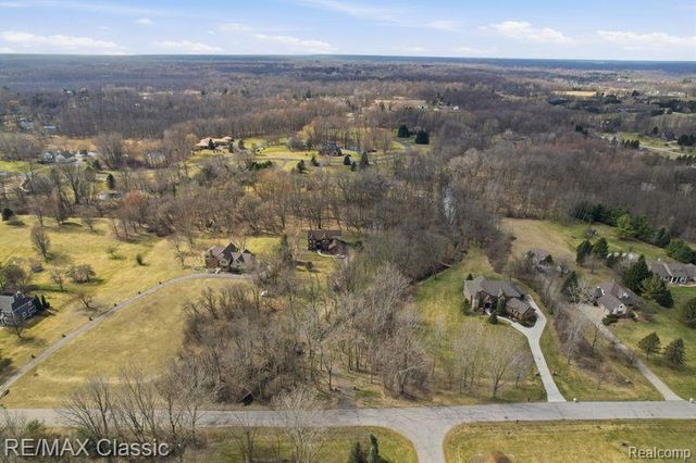 9027 Salem Farms Drive, South Lyon, MI 48178