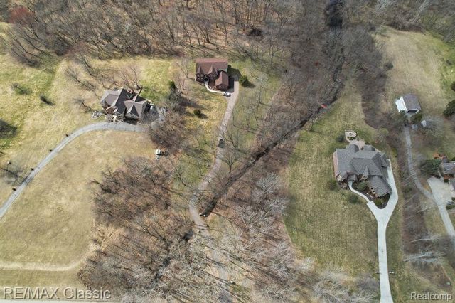 9027 Salem Farms Drive, South Lyon, MI 48178