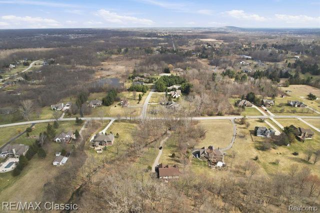 9027 Salem Farms Drive, South Lyon, MI 48178