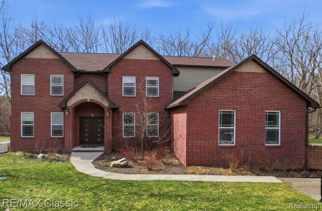 9027 Salem Farms Drive, South Lyon, MI 48178