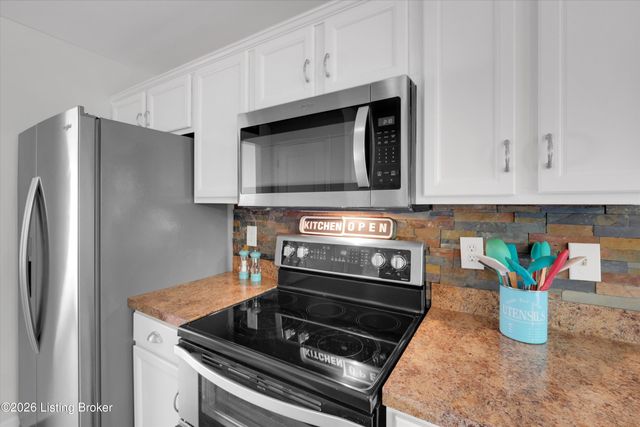 10111 Spruce Grove Dr, Jeffersontown, KY 40299