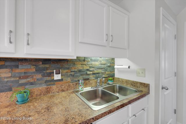 10111 Spruce Grove Dr, Jeffersontown, KY 40299