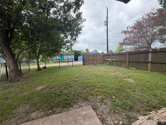 4827 Pine Avenue A, Pasadena, TX 77503
