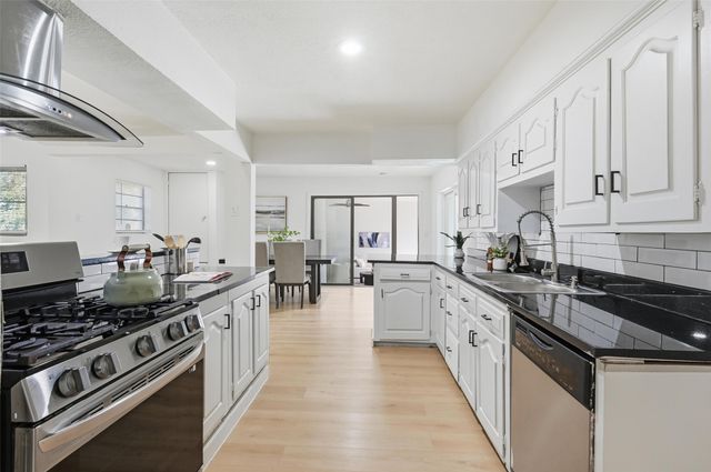 1711 Essex Avenue, Dallas, TX 75203