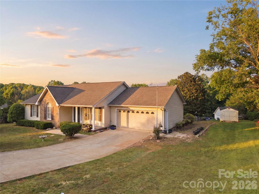 3842 Serenity Drive, Hickory, NC 28602