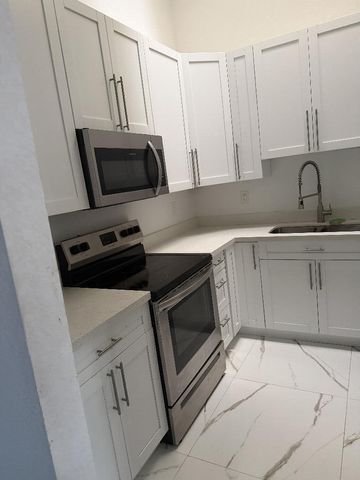 9804 NW 37th Street 3e, Sunrise, FL 33351