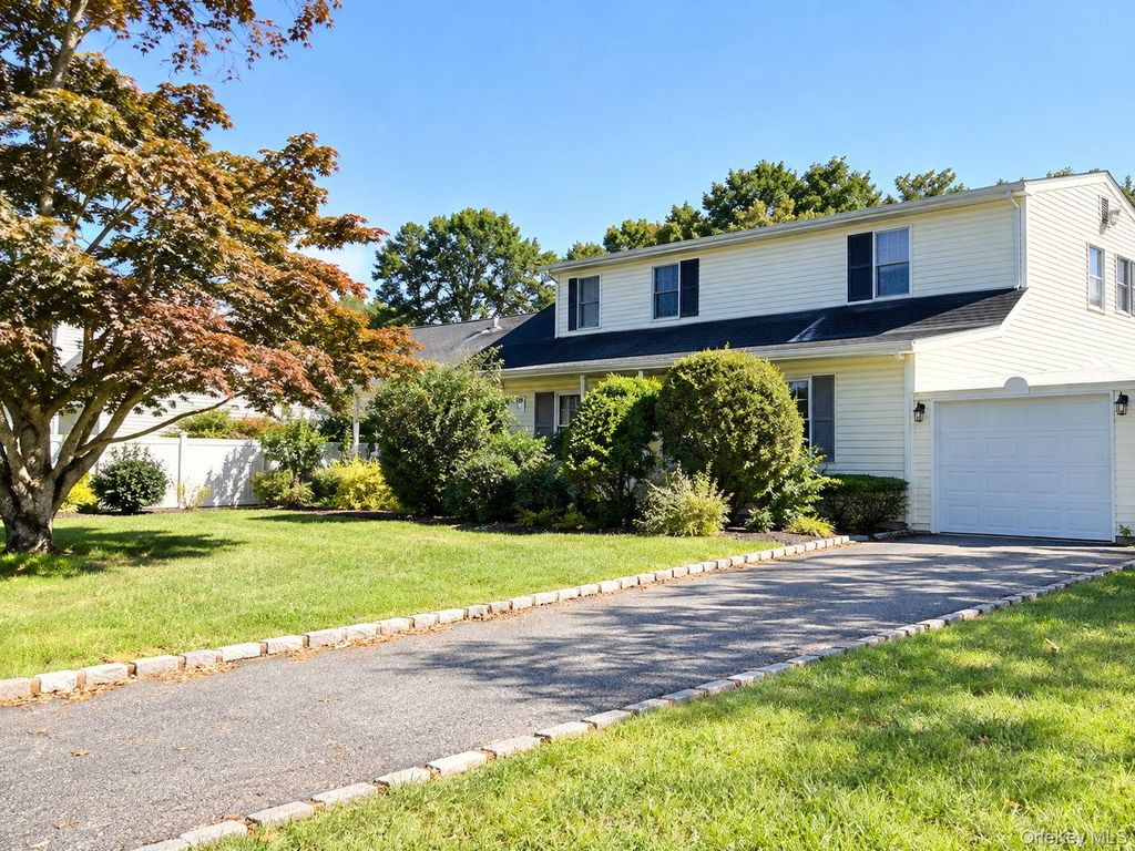 1077 Sipp Avenue, Medford, NY 11763 — photo 2