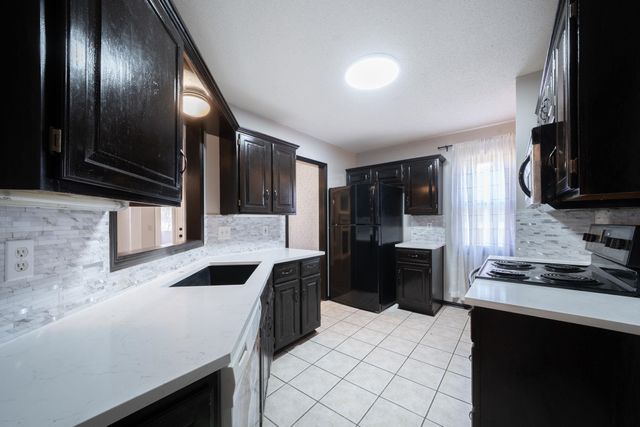 328 W 1st St, Andover, KS 67002