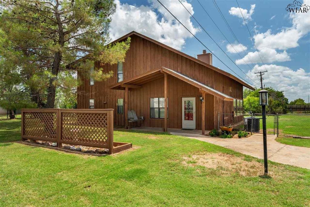 901 W MAGNOLIA AVENUE, Iowa Park, TX 76367