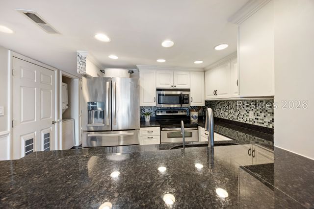 100 Helmsman Way Apt 205, Hilton Head Island, SC 29928