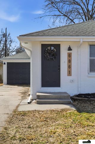 6861 BENTON Street, Lincoln, NE 68507