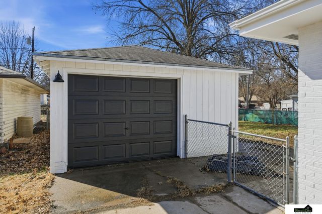 6861 BENTON Street, Lincoln, NE 68507
