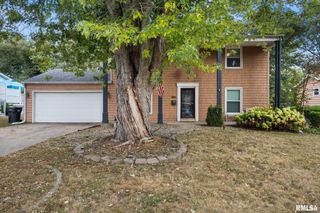 1900 Saint Clair Drive, Pekin, IL 61554